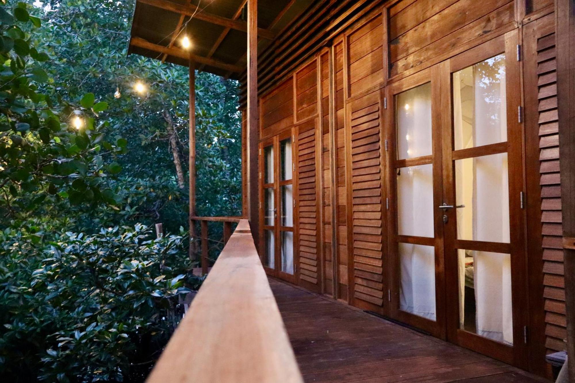 Villa Luzo & Tours Saonek Exterior photo