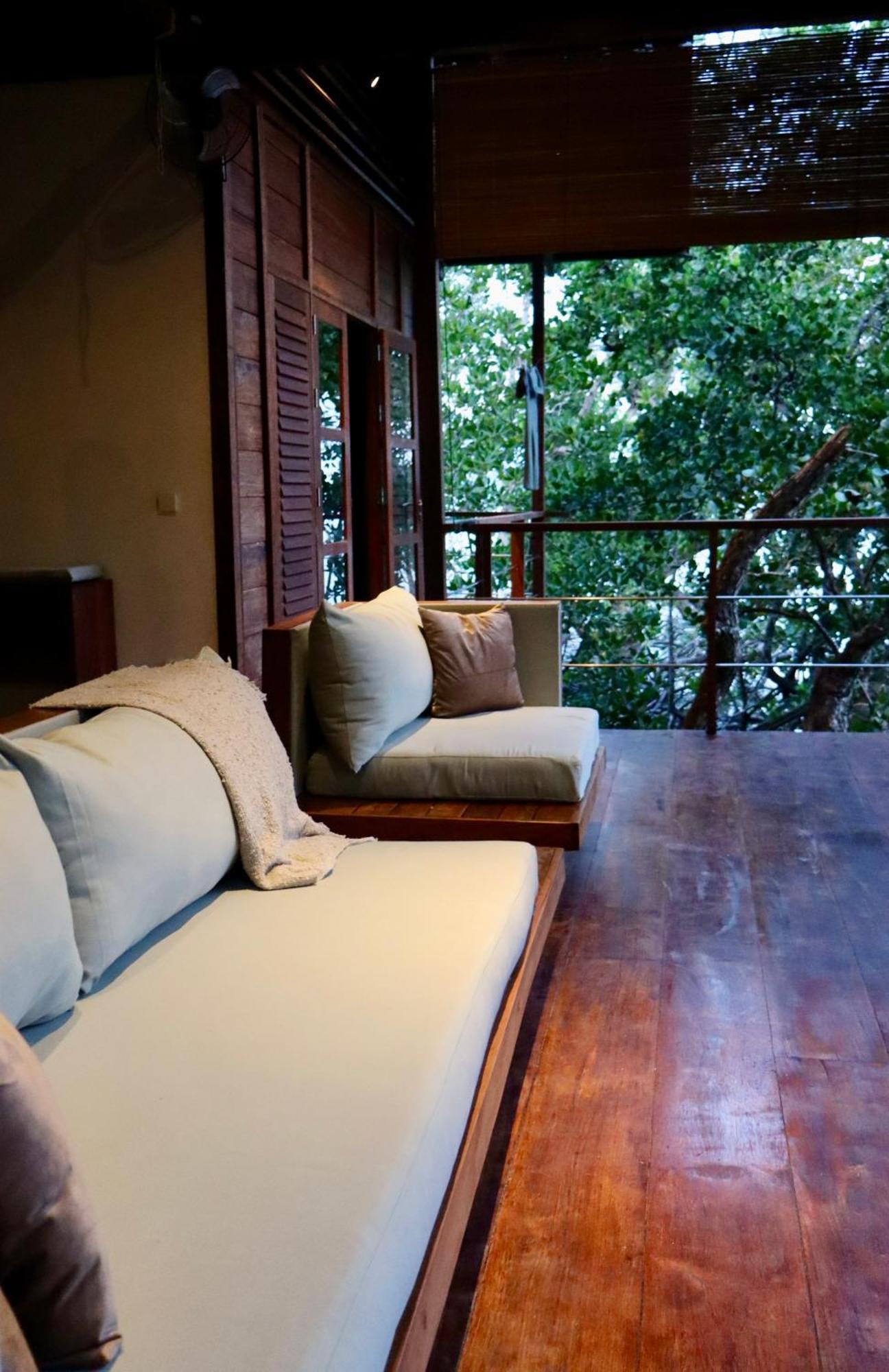 Villa Luzo & Tours Saonek Exterior photo
