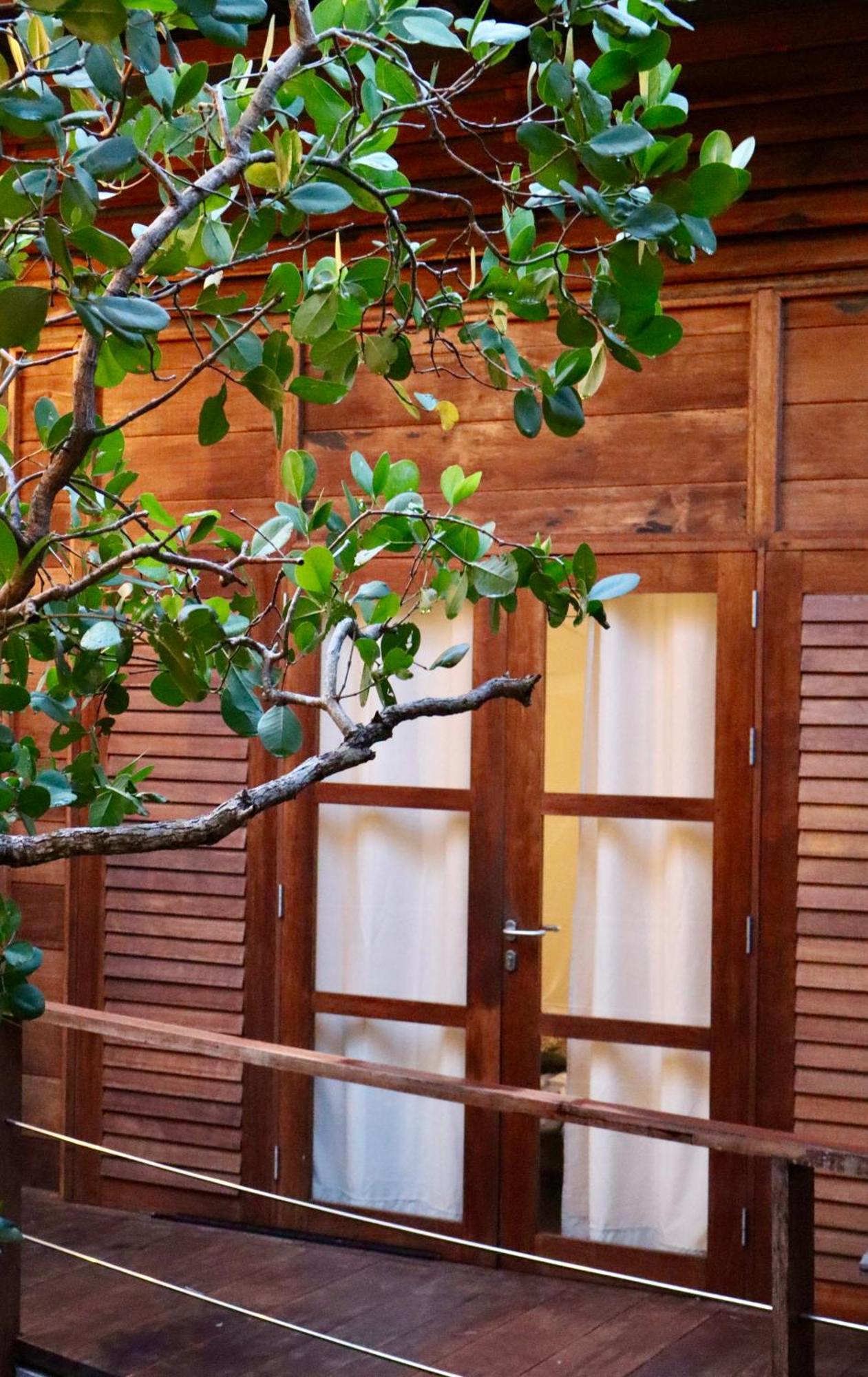 Villa Luzo & Tours Saonek Exterior photo