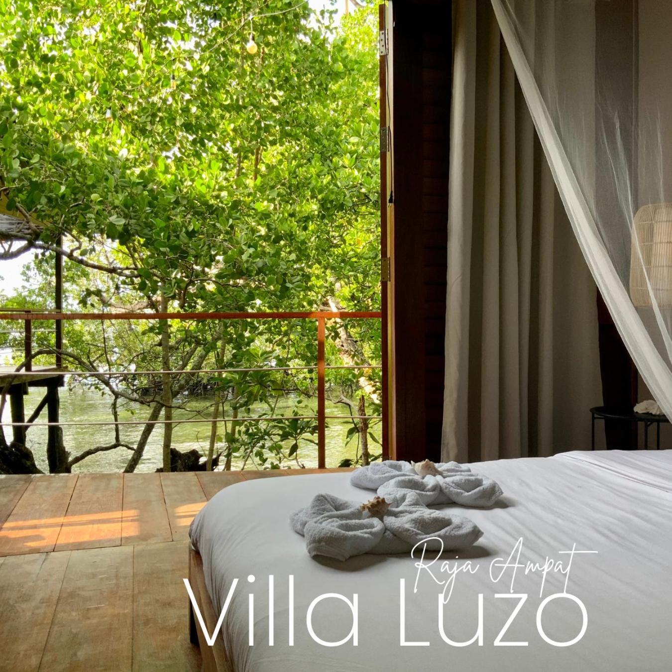 Villa Luzo & Tours Saonek Exterior photo